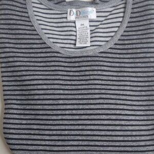 D&D Lifestyle Women Black Short Sleeve T-Shirt M Petites Stripes. (D1)